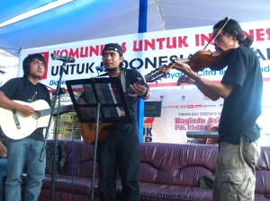 Kelompok Musik UNTUK INDONESIA (Havid, Andika, Mamad) akan selalu hadir setiap diskusi/kegiatan Komunitas Untuk Indonesia. Untuk Indonesia aku bernyanyi! (Foto Faiz)