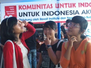 Amel, Icha dan Opie, ikutan diskusi untuk Komunitas Untuk Indonesia. Kalau didengar suara kritis kita, rasanya sebagai remaja bahagia banget. (Foto Faiz)