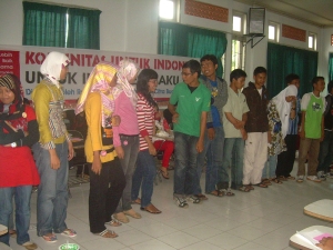 Menunggu hadiah buku. Mereka para peserta aktif, sebagai "Pacar Indonesia", merasa gembira karena dapat hadiah. Kak Eka, lagi ngitung bukunya di belakang. (Foto Yulisa Farma)